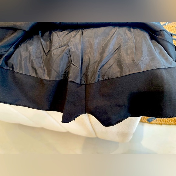 EUC,Jet black pleated skirt with built in shorts. Good quality fabric. M - Picture 7 of 9